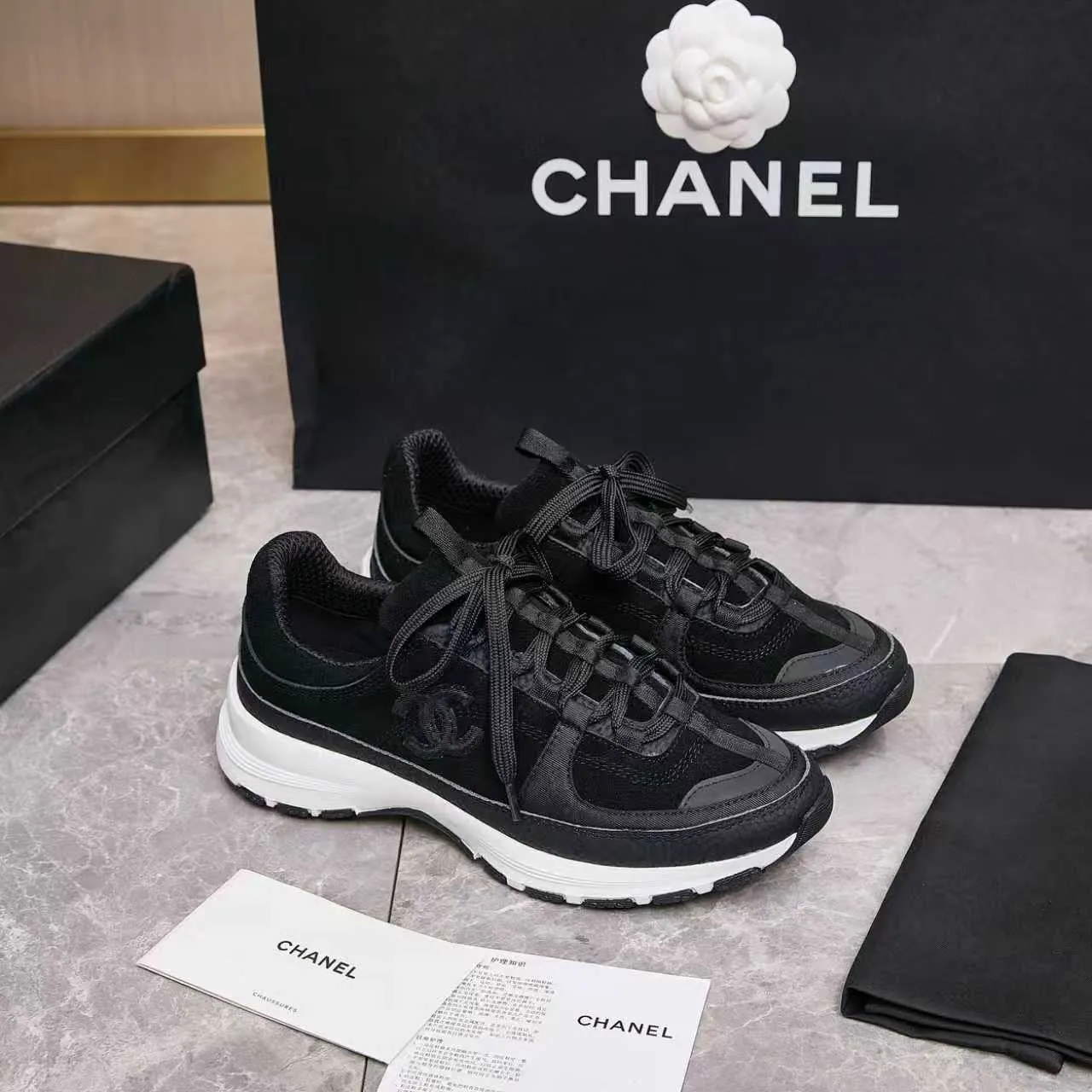 p560 Chanel Chanel - 2025 counter top casual sports shoes This classic design; the upper is embroidered with various techniques; the outsole is fashionable and sporty; the extraordinary inclusion of a variety of color matching elements... The diversified mix and match is very beautiful and versatile, casual, fashionable, sports and outdoor can be taken into account... ꫛꫀꪝ Go➫ Materials: ❶Upper made of: original imported high mercerized cow suede + imported mixed sheepskin ❷The inner lining is made of: original imported breathable mesh ❸Outsole is based on: original TPU combination outsole. Full set of boutique packaging for women 35-41 and men 38-46